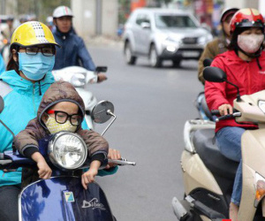 Hình ảnh người dân Hà Nội đón gió lạnh, kẻ đông người hè xuất hiện trên phố