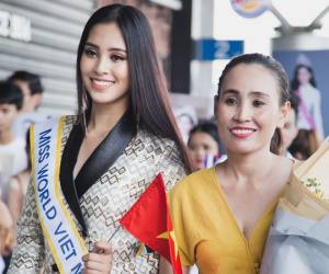 Mẹ cùng người hâm mộ tiễn Trần Tiểu Vy lên đường sang Trung Quốc chinh chiến Miss World 2018