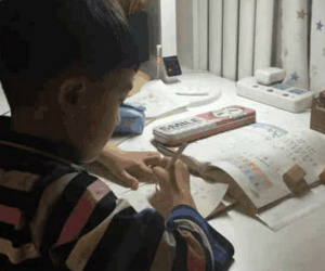 Cậu bé 9 tuổi nhảy lầu tự tử để lại thư tuyệt mệnh: 'Mẹ, con thật sự rất mệt mỏi'