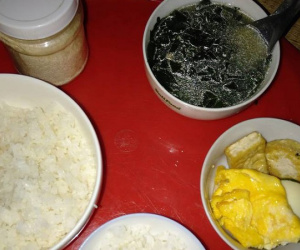 Cơm cữ lèo tèo vài miếng đã đành, mẹ chồng còn đặt thêm vật này lên mâm khiến nàng dâu 'thà nhịn đói còn hơn'
