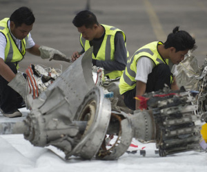 Mảnh vỡ từ máy bay Indonesia bị rơi có thể giúp tìm MH370