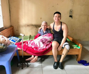 Cuộc gặp định mệnh giữa chàng trai cụt chân và ông lão cô độc trong căn nhà hoang: 'Nhìn ông như vậy mình khóc mấy đêm liền'