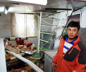 Hàng trăm khối đất đá vùi lấp gây sập nhà khi cả gia đình đang ngủ