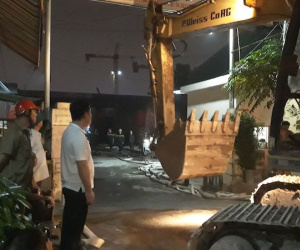Huy động máy xúc chữa cháy khu xưởng gần bến xe Nước Ngầm