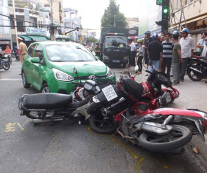 Taxi tông hàng loạt xe máy đang dừng chờ đèn tín hiệu