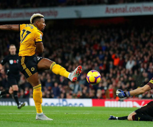 Arsenal thoát thua phút chót ở Emirates
