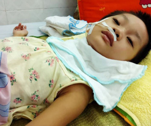 Bé gái 5 tuổi bị viêm màng não tự miễn sau cơn co giật, hơn 1 tháng không thể ngủ và liên tục la hét