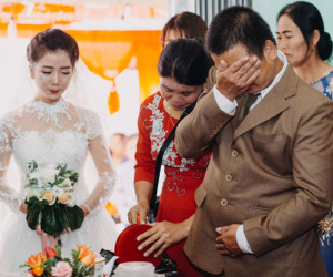 Cha đưa tay lau vội nước mắt ngày con gái đi lấy chồng, thế mới biết dù mạnh mẽ nhường nào cha vẫn có lúc mềm yếu đến nghẹn lòng