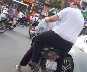 Khi anh Tây ngồi sau xe Wave: Một cách để bốc đầu xe mà không cần phải là 'tổ lái'