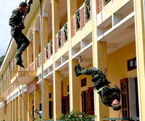 Mục kích trinh sát đặc nhiệm Việt Nam đu dây đánh khủng bố