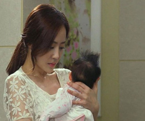 Nửa đêm bị chị dâu đập cửa mắng vì để con khóc, tôi ức quá đáp lại thế này khiến chị ta nín bặt