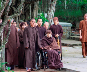 Thiền sư Thích Nhất Hạnh thiền hành cùng phật tử