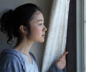 Trốn trong tủ quần áo định làm chồng bất ngờ, cảnh tượng trước mắt khiến tôi choáng váng