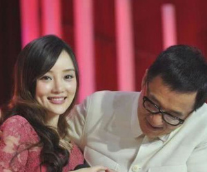 Vừa tái xuất sau scandal ngoại tình, Lý Tiểu Lộ ngại ngùng tránh né sự thân mật của Thành Long