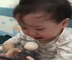 Đáng yêu 'nổ' MXH: Cô bé 3 tuổi khóc lóc gọi điện cầu cứu ông nội vì bị bố trêu đến không ngủ được!
