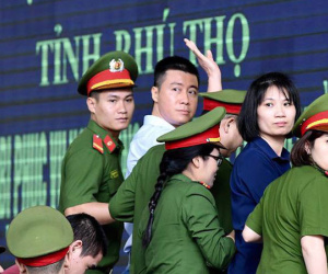 Phút tạm biệt người thân của 'ông trùm' cờ bạc Phan Sào Nam ở sân tòa