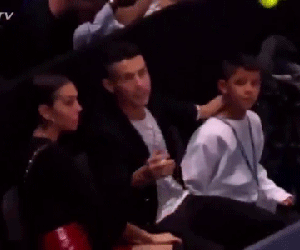 Ronaldo trổ tài nhưng bắt hụt, khiến trái bóng tennis rơi trúng đầu bạn gái