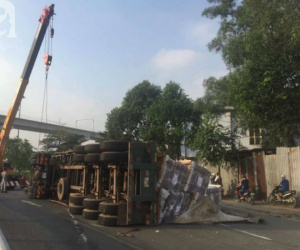 TP.HCM: Xe container đang chạy bỗng lật nhào chắn ngang đường khiến người dân một phen hú vía