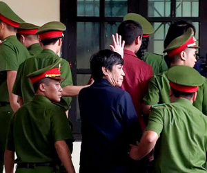 Video ảnh: Cựu tướng CA vẫy tay chào người thân trong vụ án đánh bạc nghìn tỷ