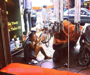 Câu chuyện 'bà điên ngồi lỳ trước cửa' và những suy cảm về thân phận phụ nữ khiến MXH lắng đọng