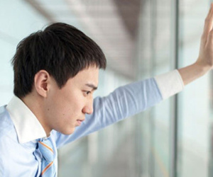 Đưa chồng đi họp lớp, vợ chứng kiến cảnh khó tin