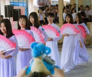 Giữa dàn nữ sinh múa quạt xuất hiện một bóng dáng nam nhân thần thái ngút ngàn khiến dân mạng bất ngờ