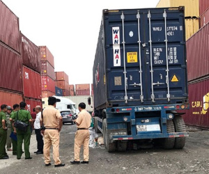 Lùi trong cảng ở Sài Gòn, xe container cán chết người