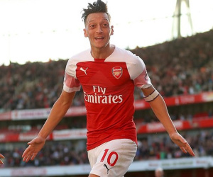 Mesut Oezil từ chối hợp đồng 1 triệu Bảng/tuần từ châu Á để ở lại Arsenal