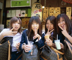 Vì sao người Nhật ngày nay hiếm khi xách túi Louis Vuitton?