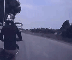 Video: Thanh niên ngã xe máy nhanh như cắt bật dậy thoát chết thần kỳ trước đầu xe tải