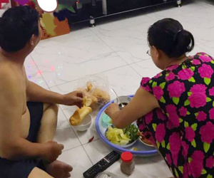 9 giờ tối đi làm về, cô gái bị 'bơ' vì bố mẹ say sưa với việc không ngờ