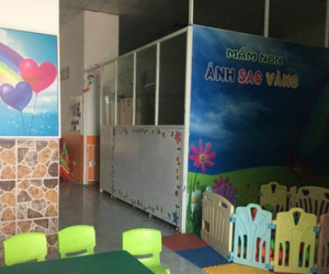 Bảo mẫu trói chặt tay chân rồi chĩa kéo đe dọa, đánh liên tiếp vào mặt bé gái 5 tuổi ở TP.HCM