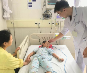 Bé 4 tuổi nguy kịch vì chữa táo bón bằng lá lộc mại
