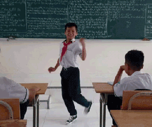 Cậu học sinh bị cô giáo phạt nhảy mà cứ ngỡ như đang thi văn nghệ khiến dân mạng trầm trồ