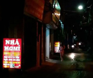 Người mẹ ôm con đứng suốt đêm trước nhà nghỉ khiến nhân viên ám ảnh