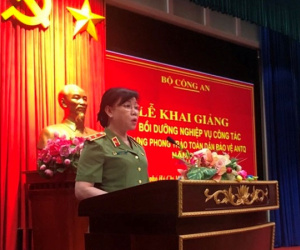 Người phụ nữ đầu tiên được thăng cấp hàm Trung tướng Công an là ai?