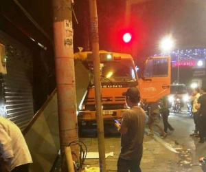 Tài xế nhanh tay đánh lái khi xe tải mất phanh tại ngã tư đèn đỏ, nhiều người thoát chết trong gang tấc