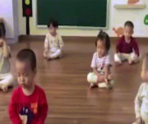 Video Biểu cảm 'khó đỡ' của trẻ mầm non khi ngồi thiền