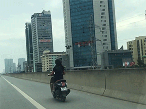 Video Cô gái đầu trần phóng xe máy trên đường cao tốc