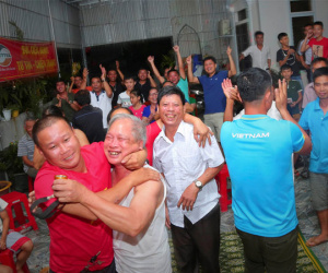 Bố mẹ thủ môn Bùi Tiến Dũng cổ vũ đội tuyển từ bệnh viện