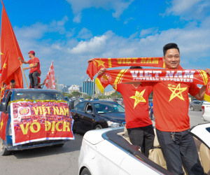 Cổ động viên diễu hành tiếp lửa cho đội tuyển Việt Nam