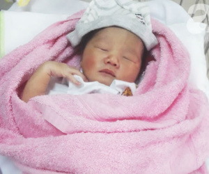 Đi nhậu về, người đàn ông tá hỏa phát hiện bé trai bị bỏ trong thùng giấy kèm lời cầu xin nhận nuôi