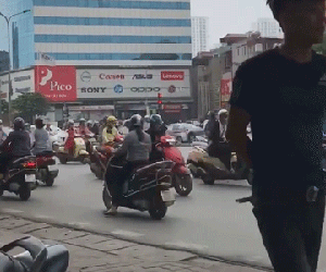 Góc mặc kệ: Nữ ninja thản nhiên đứng giữa đường lướt điện thoại, dòng đời qua lại chị chẳng bận tâm