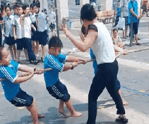 Học sinh 'nhắm mắt nhắm mũi' thi kéo co nhưng hành động của cô giáo mới là điều gây chú ý