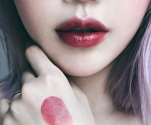 Tưởng 'chỉ được cái bóng nhẫy' nhưng son nhiều dưỡng lên môi đẹp đến không ngờ, nàng công sở khó mà không mê