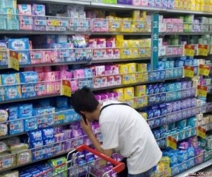 Uống nước nấu từ băng vệ sinh đã sử dụng, nhiều người trẻ Indonesia bị bắt