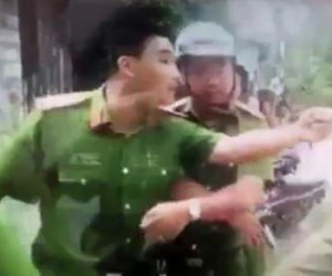 Vụ công an thách thức dân 'thích thì cởi đồ...': Cần cảm thông...