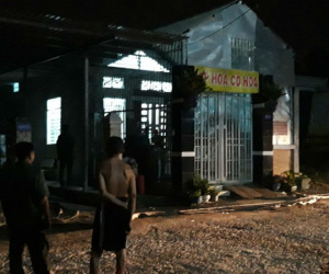 Kịch tính giải cứu người mẹ và 2 con bị chồng khóa trái cửa dọa đốt cả nhà