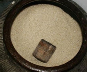 Lén vùi thứ này xuống hũ gạo, 1 tuần sau tiền đổ về như thác, đang nghèo hóa đại gia