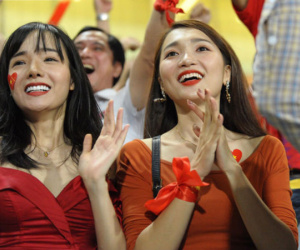 Người yêu Duy Mạnh, Tiến Dũng, Văn Đức... rạng rỡ trên khán đài cổ vũ trận Việt Nam - Malaysia